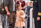 The Flight of Honor: A Father’s Quiet Sacrifice for His Late Wife—Then an Unjust Flight Agent and a Military Encounter in First Class Changed His Daughter’s Life.